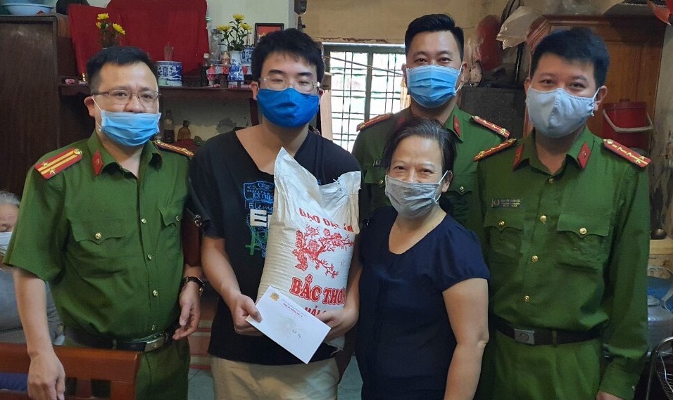 Công an phường Máy Tơ (quận Ngô Quyền): Tiếp sức cho các hộ khó khăn do ảnh hưởng của dịch bệnh Covid - 19